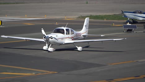 Kleines-Flugzeug-Der-Allgemeinen-Luftfahrt-Auf-Der-Landebahn