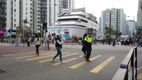 Gente-Cruzando-La-Calle-En-El-área-De-Whampoa-Del-Centro-De-Hong-Kong,-Vista-Aérea