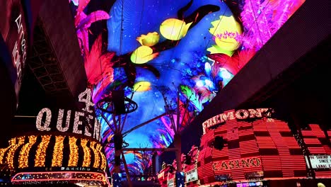 Farbenfroher-Riesiger-Bildschirm-über-Der-Fremont-Street-Experience-Und-Der-Leeren-Straße