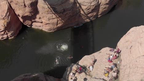 Mann-Macht-Dreifachen-Flip-Mit-Twist-off-Brücke-In-Den-Darunter-Liegenden-Canyon-Creek