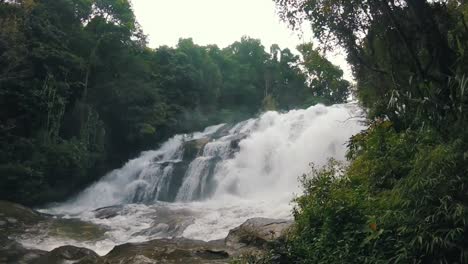 Mächtiger-Wasserfall-In-Nordthailand