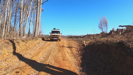 Autocaravana-Girando-Barro-Sobre-La-Corrección-Del-Bosque-De-Tierra-Fuera-De-La-Carretera