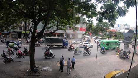 Bullicioso-Camino-En-La-Ciudad-De-Ho-Chi-Minh,-Vietnam