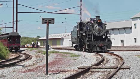 Antike-Dampflokomotive,-Die-Auf-Einem-Sporn-Um-Eine-Kurve-Fährt,-Um-Sich-Mit-Einem-Zug-Zu-Verbinden