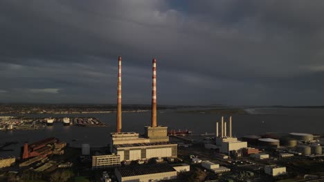 Luftaufnahme-Der-Schornsteine-Des-Alten-Poolbeg-Kraftwerks-In-Dublin,-Irland,-Bei-Bewölktem-Wetter