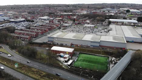 Stark-Befahrene-Straße-Neben-Dem-Burden-Park-Football-Club-An-Einem-Kalten-Wintertag-In-Bolton,-Großbritannien,-04