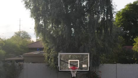 Cancha-Y-Aro-De-Baloncesto-Al-Aire-Libre-En-El-Patio-Trasero