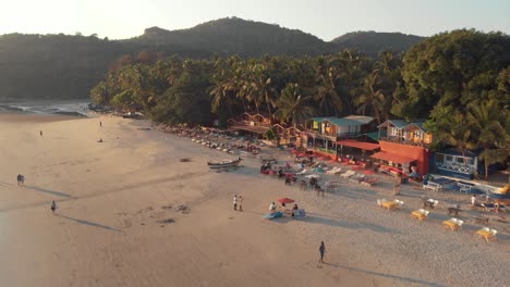 Gente-Disfrutando-Del-Sol-Del-Atardecer-En-La-Playa-Y-Bares-De-Palolem-Age