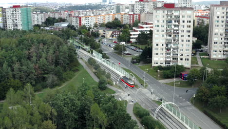 Toma-Aérea-Del-Tranvía-Que-Viaja-En-El-Centro-De-La-Ciudad-De-Praga,-Calles-Vacías-Debido-A-La-Pandemia-Del-Coronavirus