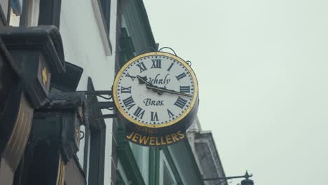 Reloj-Mecánico-Reloj-De-Trabajo-Montado-En-El-Exterior-De-La-Tienda-De-Joyería-En-La-Calle