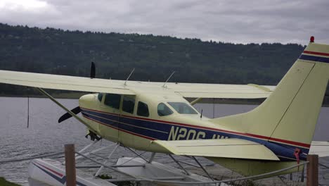 Wasserflugzeug-Angedockt-Im-Lokalen-Hafen-Von-Alaska