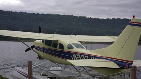 Hidroavión-Atracado-En-El-Puerto-Local-De-Alaska