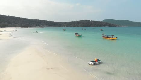 Barcos-Locales-Amarrados-Cerca-De-La-Playa,-Koh-Rong-Samloem,-Camboya