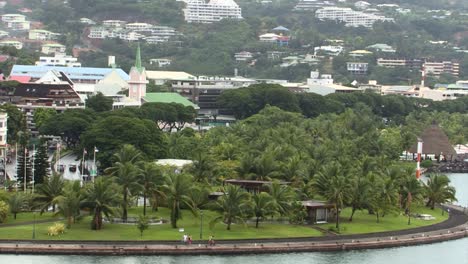 Menschen-Zu-Fuß-Auf-Der-Uferpromenade-Der-Stadt-Papeete-In-Tahiti,-Französisch-Polynesien