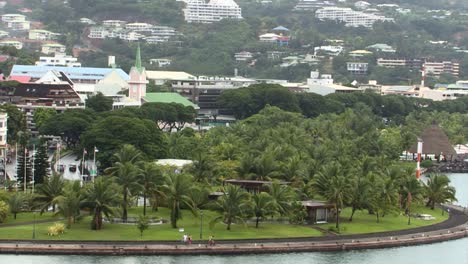 Gente-Caminando-En-La-Explanada-Frente-Al-Mar-De-La-Ciudad-De-Papeete-En-Tahití,-Polinesia-Francesa