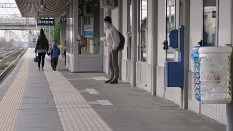 Leute-Am-Bahnhof-Warten-Auf-Einen-Zug