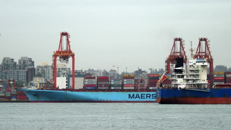 Frachtschiff,-Das-Durch-Den-Hafen-Von-Vancouver-In-Kanada-Fährt,-Enthüllt-Ein-Schiff-Der-Maersk-linie,-Das-Mit-Containern-Beladen-Ist---Weitwinkelaufnahme,-Statisch