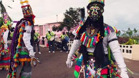 Bermuda-Gombeys-Bailando-En-Las-Calles-De-Bermuda-Para-Celebrar-El-Día-De-Año-Nuevo-A-Pesar-De-Covid19-Bajo-Las-Pautas-Del-Gobierno-De-Bermuda