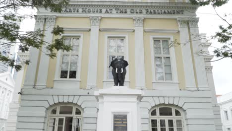 Estatua-De-Elefante-De-Bronce-Con-Colmillos-Blancos-Frente-A-La-Casa-De-Las-Artes-En-El-Antiguo-Parlamento-En-Singapur---Enfoque