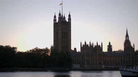 Hermosa-Puesta-De-Sol-Detrás-De-Westminster,-Casa-Del-Parlamento-En-Londres