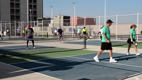 Parejas-Jugando-En-El-Torneo-De-Pickleball