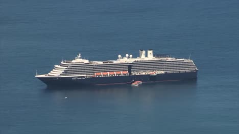 Holland-America-Line-Kreuzfahrtschiff-In-Taiohae-Bay,-Nuku-Hiva,-Marquesas-Inseln,-Französisch-Polynesien