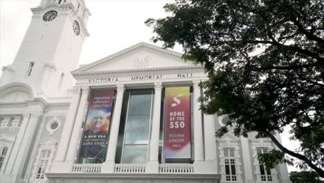 Weißes-Äußeres-Des-Victoria-Theaters-Und-Der-Konzerthalle-In-Singapur---Nahaufnahme