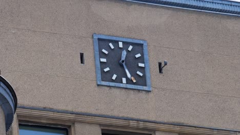 Reloj-De-Construcción-De-Correos-De-Kaunas-Moviendo-Su-Flecha-Hacia-Abajo