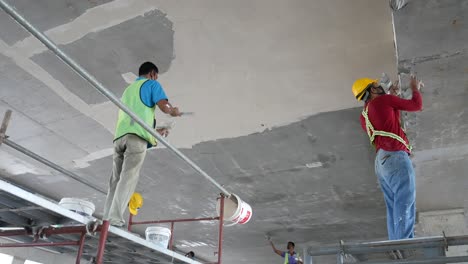 Los-Trabajadores-Del-Sitio-De-Construcción-Están-Haciendo-Trabajo-De-Capa-Delgada-De-Sofito-De-Techo-En-El-Sitio-De-Construcción