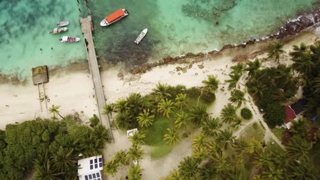 San-Andrés,-Playa-Johnny-Cay,-Colombia,-Mar-Caribe-Por-Drone