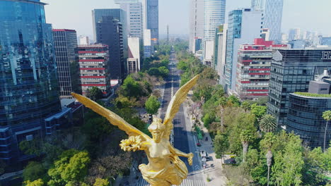 Drohnenaufnahmen-Aus-Der-Luft-Des-Unabhängigkeitsdenkmals-In-Mexiko-Stadt,-Die-Die-Statue-Des-Engels-Der-Unabhängigkeit-Und-Die-Reforma-Allee-Zeigen