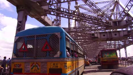 Puente-Howrah-También-Conocido-Como-Rabindra-Setu-Simboliza-La-Ciudad-De-Kolkata