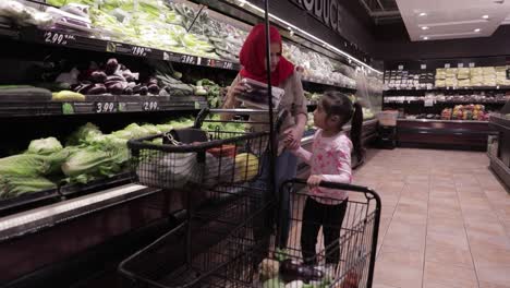 Madre-E-Hija-Comprando-Comestibles-En-El-Supermercado