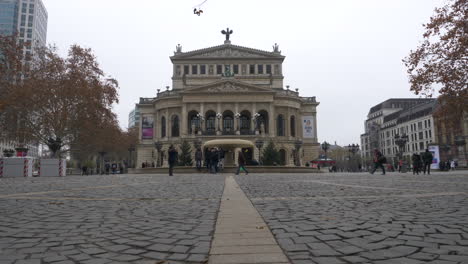 Niedriger-Winkel:-Mehrere-Menschen-Gehen-Um-Den-Opernplatz-Vor-Der-Alten-Oper-In-Frankfurt