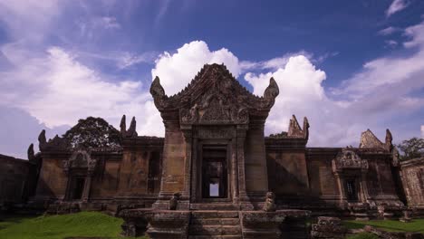 Preah-Vihear-Tempel-Mit-Sich-Bewegenden-Wolken---An-Der-Thailändischen-Kambodschanischen-Grenze---Herauszoomen