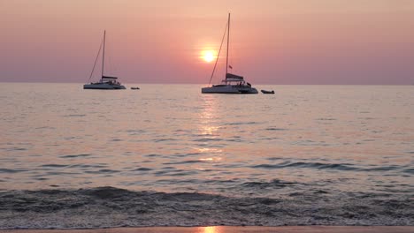 Segelboote-Vor-Pastellfarbenem-Sonnenuntergang-Am-Strand---Ultrazeitlupe-Nach-Oben-Kippend