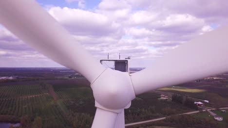 Luftaufnahme-Der-Sich-Drehenden-Windkraftanlage,-Die-Erneuerbare-Energie-Erzeugt