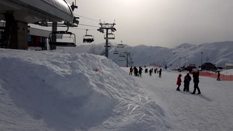 Estación-De-Esquí-De-Gudauri-Llena-De-Turistas-Y-Gente-Local-Al-Lado-De-Una-Estación-De-Remonte-Durante-La-Mañana-De-Invierno-En-Georgia