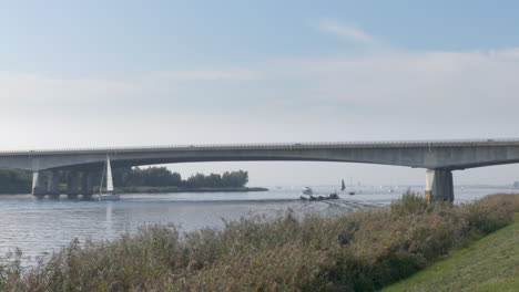 Barcos-Que-Pasan-Por-Debajo-De-Un-Puente-De-Carretera-En-Los-Países-Bajos