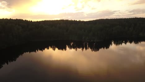 Eine-Luftaufnahme-Eines-Sonnenuntergangs-Am-See-In-Finnland