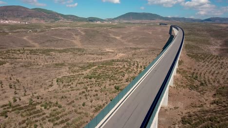 Vista-Aérea-De-Un-Viaducto-Para-Trenes-En-España