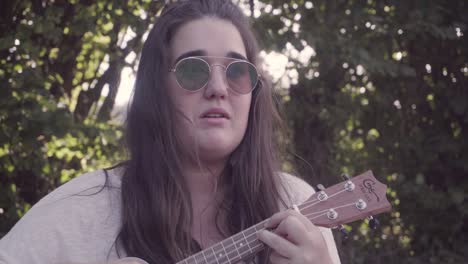 Este-Es-Un-Momento-Pacífico-Con-Una-Grabación-De-Ukelele,-Tocando-En-La-Naturaleza