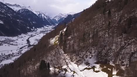 Drohnenaufnahme-Eines-Hügels-In-Einem-Dorf-In-Der-Schweiz