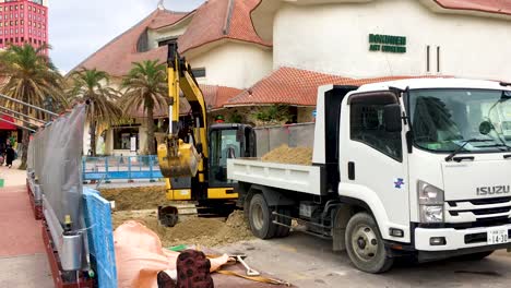 Bagger,-Der-Sich-Darauf-Vorbereitet,-Schmutz-Zu-Graben-Und-Ihn-Auf-Einen-Lkw-Auszuheben