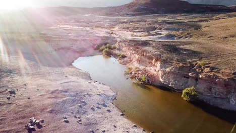 Filmische-Überführung-Trockener-Wüstenlandschaft-Mit-Hellen-Sonnenlichtfackeln