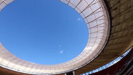 Espectacular-Toma-En-ángulo-Bajo-Que-Recorre-El-Techo-Abierto-Del-Estadio-Mane-Garrincha