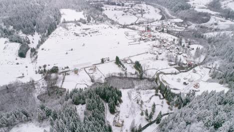 Dorf-Zwischen-Den-Im-Winter-Schneebedeckten-Wäldern