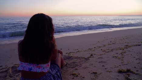 Frau,-Die-Sich-Am-Strand-Entspannt-Und-Den-Sonnenuntergang-Anstarrt