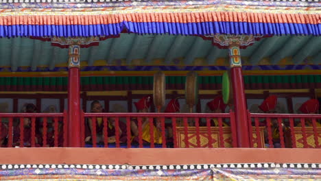 Grupo-De-Monjes-Budistas-Tocando-Música-Vestidos-De-Rojo-Y-Dorado-Durante-El-Festival-Hemis-En-El-Monasterio-Hemis