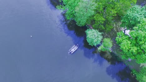 Drohnenaufnahmen-Eines-Tarnbarschboots,-Das-Um-Einen-Kleinen-See-Im-Süden-Von-Illinois-Herumfährt